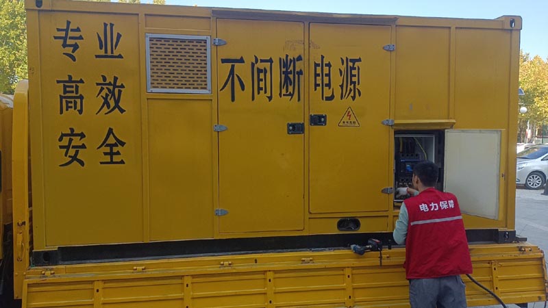 月湖柴油发电机组和UPS电源配合使用时，如何避免切换过程中的电力中断？
