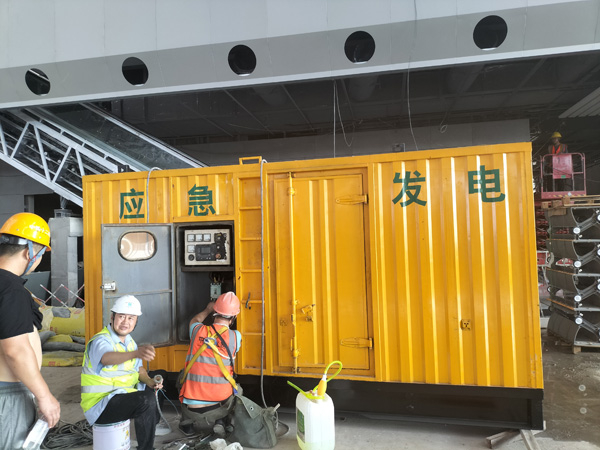 月湖怎样判断空气滤清器是否需要更换？